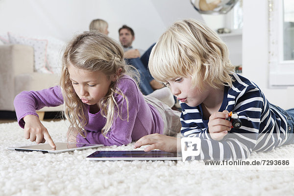 Junge und Mädchen mit digitalem Tablett