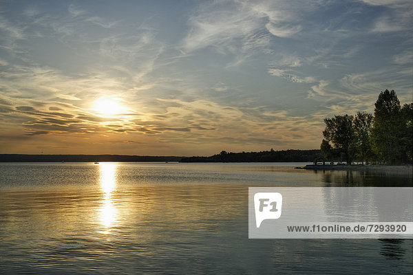 Deutschland Bayern Blick auf den Ammersee in Herrsching bei Sonnenuntergang