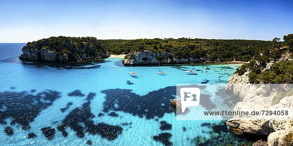 Menorca  Blick auf die Balearen mit Booten