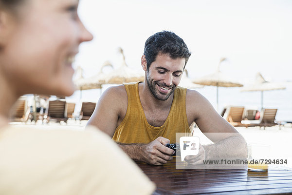 Spanien  Mittleres erwachsenes Paar im Beach Cafe