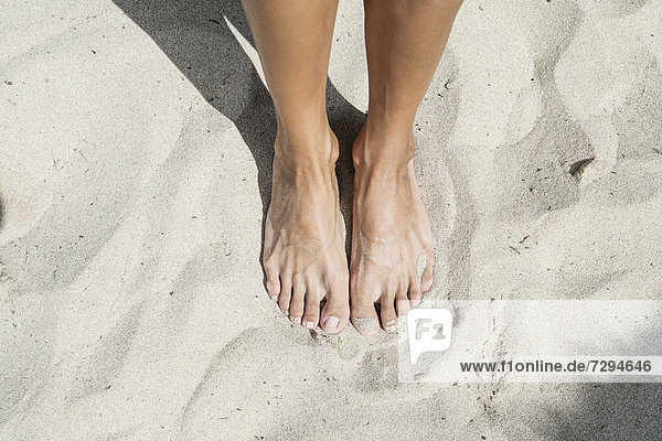 Spanien  Menschliche Beine am Strand