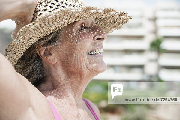 Spanien  Seniorin mit Strohhut  lächelnd