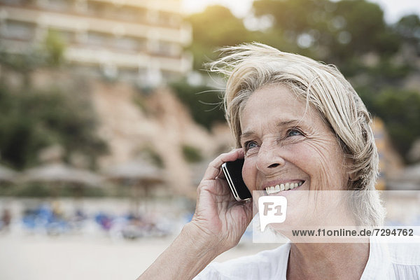 Spanien  Seniorin im Gespräch mit dem Handy
