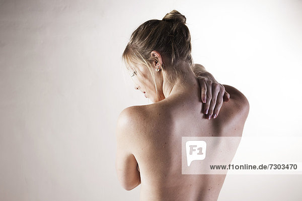 Junge Frau mit Rückenschmerzen