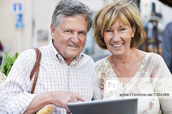 Portrait des glücklichen Paares mit digitalem Tablett