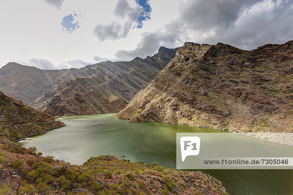 'Stausee Embalse Presa del Parralillo  auch der grüne See genannt  bei den Bergen Caldera de Tejeda  genannt ''ein Gewitter aus Stein'' Region Artenara  Gran Canaria  Kanarische Inseln  Spanien  Europa  ÖffentlicherGrund'