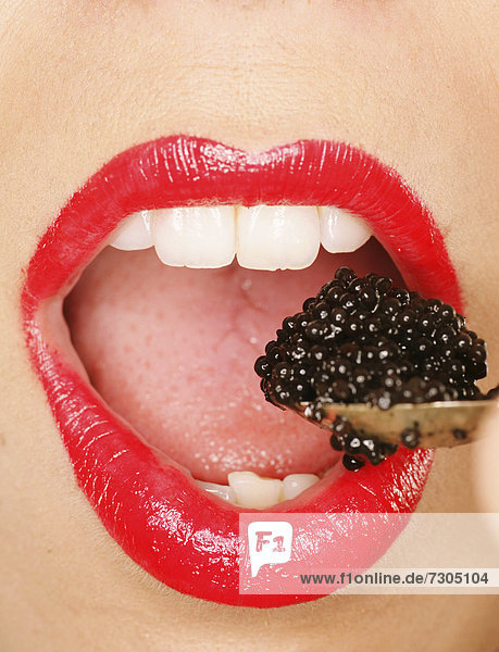 Close-up  Löffel Kaviar und rote Lippen mund