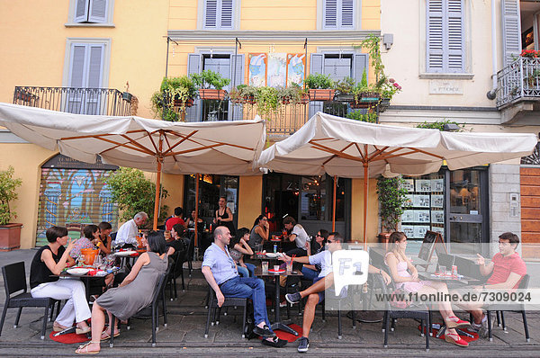 Italien  Lombardei  Mailand Cafe entlang der Naviglio