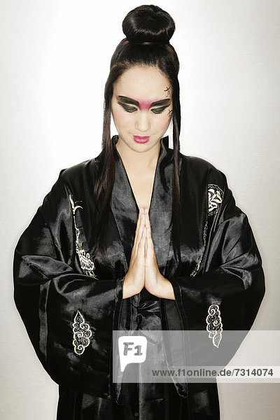 Junge Frau phillipinischer Abstammung im Geisha-Look