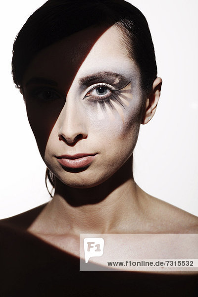 Frau  24 Jahre  mit auffälligem Augen-MakeUp