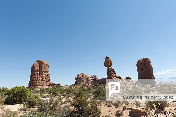 Roter Sandstein  wackeliger Felsen  Balanced Rock  Arches-Nationalpark  Utah  Westen der USA  Vereinigte Staten von Amerika  Nordamerika