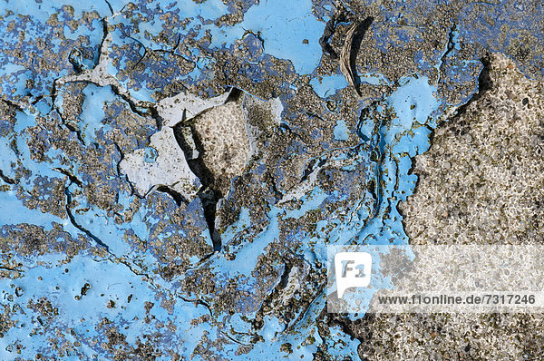 Blaue Farbreste auf Steinplatte