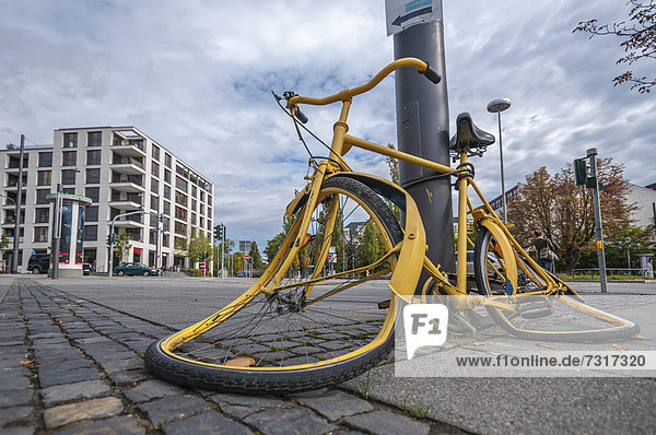Defektes Fahrrad  zerstört durch Vandalismus  Frankfurt am Main  Hessen  Deutschland  Europa  ÖffentlicherGrund