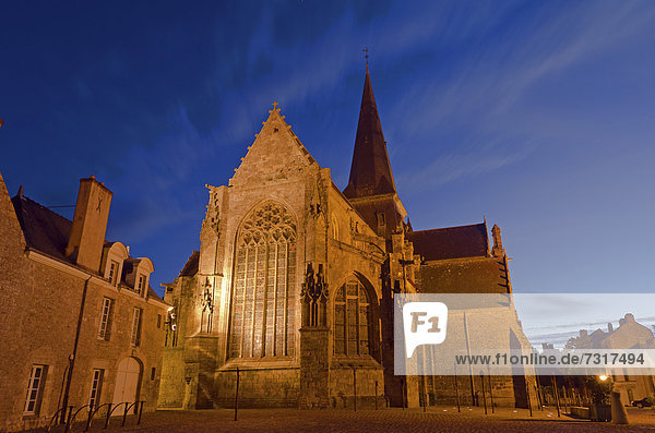 Die beleuchtete Stiftskirche von Saint-Aubin in GuÈrande in der Abenddämmerung  DÈpartement Loire-Atlantique  Frankreich  Europa