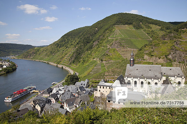 Ausblick von Burg Metternich auf den Ort mit der Karmeliterkirche und das Moseltal, Beilstein, Mosel, Rheinland-Pfalz, Deutschland, Europa