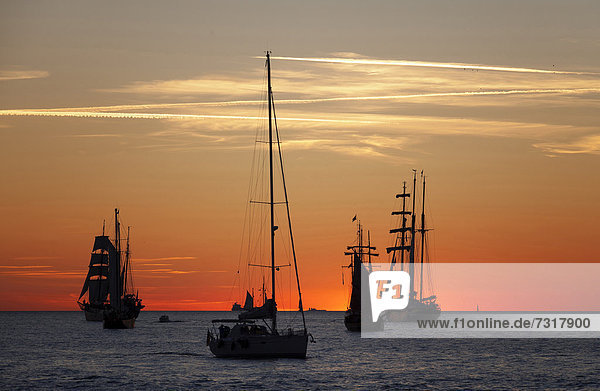 Segelschiffe bei Sonnenuntergang  Hanse Sail 2012  Warnemünde  Mecklenburg-Vorpommern  Deutschland  Europa
