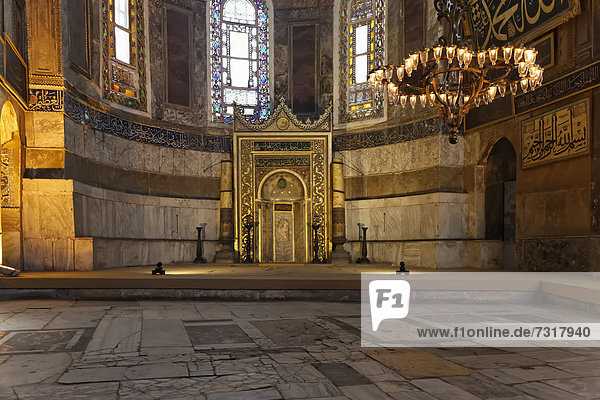 Islamischer Einbau  die Gebetsnische  Mihrab  für das muslimische Ritualgebet  Hagia Sophia  Ayasofya  Innenansicht  UNESCO-Weltkulturerbe  Istanbul  Türkei  Europa