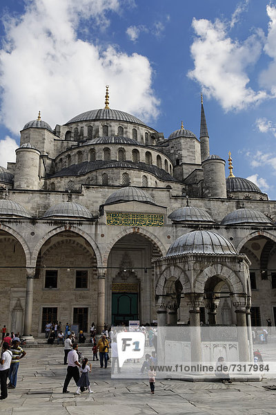 Kuppeln der Sultan-Ahmed-Moschee  Camii  oder Blaue Moschee  Sultanahmet  Altstadt  UNESCO-Weltkulturerbe  Istanbul  Türkei  Europa