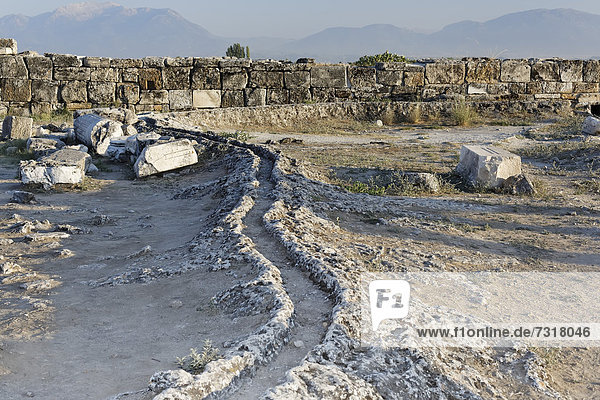 Wasserleitsystem in der antiken Ausgrabungsstätte Hierapolis  bei Pamukkale  Denizli  Westtürkei  Türkei  Asien