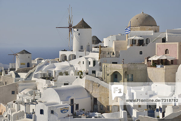 Windturbine Windrad Windräder Europa Gebäude Stadt Santorin Kykladen Griechenland Griechische Inseln alt