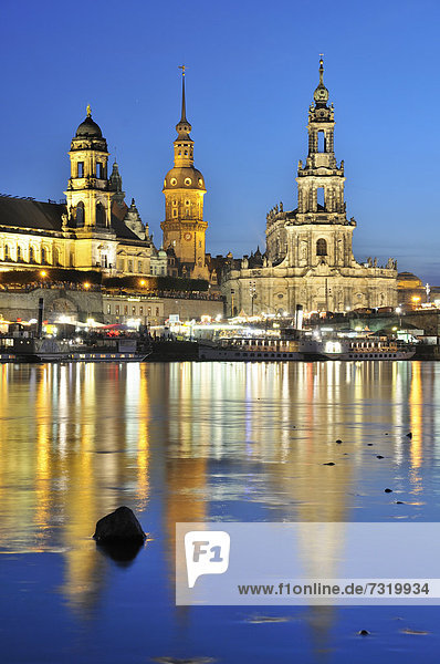 Blick über die Elbe zur Altstadt von Dresden  Schlosskirche  Sachsen  Deutschland  Europa