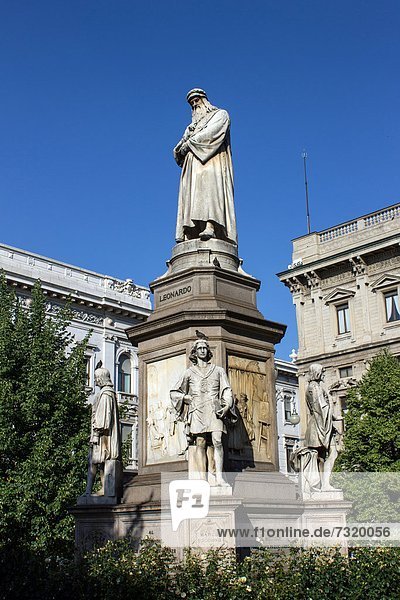 Italien  Lombardei  Milano  Piazza della Scala  Leonardo da Vinci Denkmal