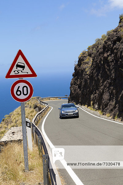 Küstenstraße an Steilküste bei El Risco  Region Artenara  Gran Canaria  Kanarische Inseln  Spanien  Europa  ÖffentlicherGrund