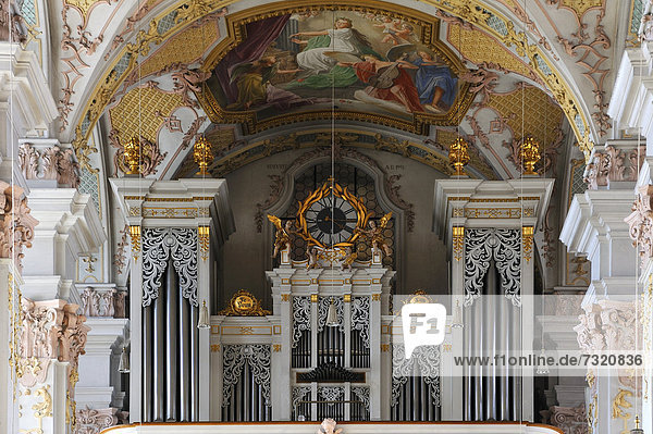 Orgel  gebaut 1977 von Ludwig Eisenbarth  katholischen Pfarrkirche Heilig-Geist  eine der ältestesten erhaltenen Kirchen Münchens  1724-30 barockisiert  das Deckenfresko ist von den Gebrüdern Asam  Prälat-Miller-Weg 3  München  Bayern  Deutschland  Europa