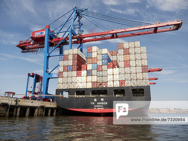 Containerschiff im Containerhafen  Hamburger Hafen  Hamburg  Deutschland  Europa