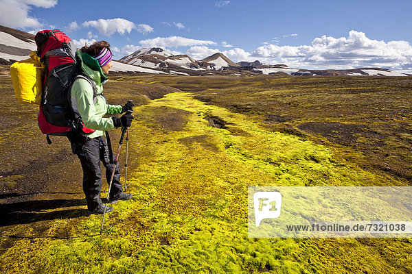 Junge Frau mit Rucksack  Trekking  Landmannalaugar  Island  Europa
