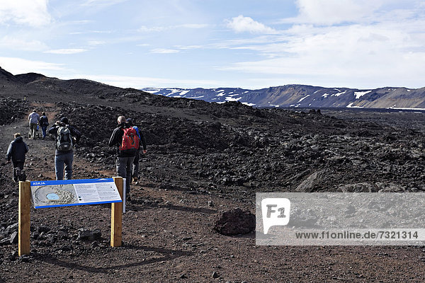 Menschen zu Fuß auf dem Weg zum Viti Krater  Askja  Island  Europa