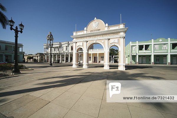 Torbogen am Parque Jose Marti in Cienfuegos Kuba Amerika