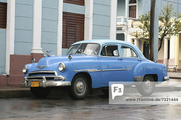 Ein Oldtimer auf einer Straße in Cienfuegos  Kuba  Amerika