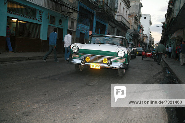 Ein Oldtimer fährt durch eine Straße in Havanna  Kuba  Amerika