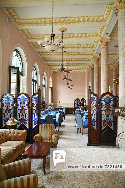 Innenaufnahme eines Hotels im kolonialischen Stil  Havanna  Kuba
