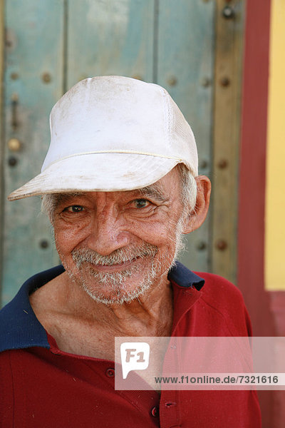 Alter Mann in Trinidad  Provinz Sancti-SpÌritus  Kuba  Lateinamerika  Amerika