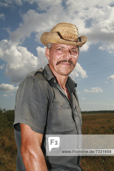 Feldarbeiter in Vinales  Provinz Pinar del RÌo  Kuba  Lateinamerika  Amerika