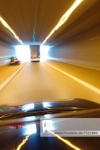 Autofahrt durch einen Straßentunnel