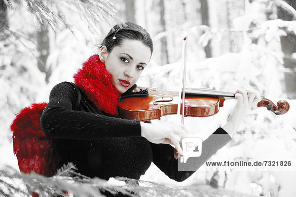 Frau Winter Landschaft Schnee Geige mund