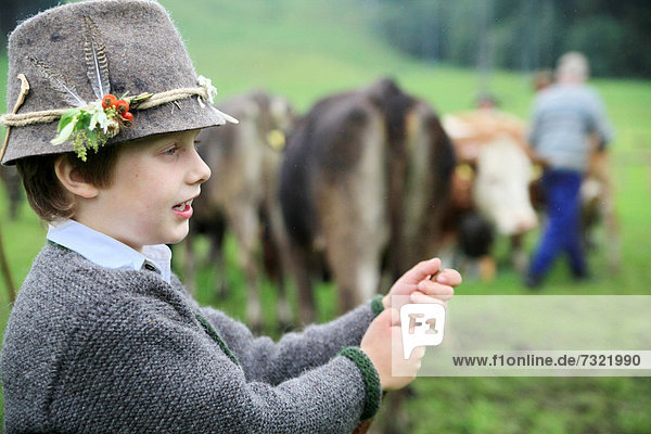 Junge in traditioneller Tracht bei der Viehscheid  Thalkirchdorf  Oberstaufen  Bayern  Deutschland  Europa