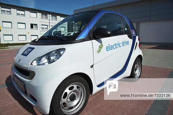 Elektroauto E-Smart electric drive von Smart  carsharing-Projekt CAR2GO  Blaustein  Schwäbische Alb  Baden-Württemberg  Deutschland  Europa