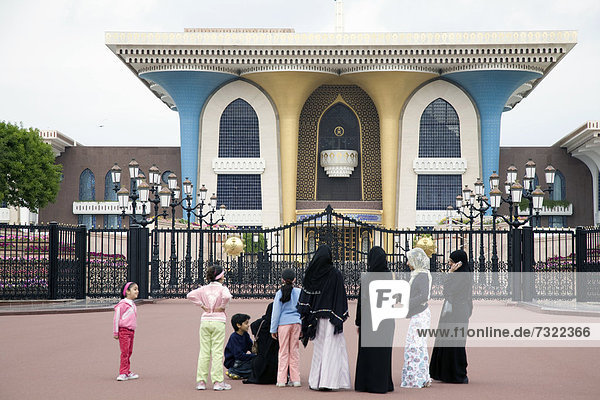 Maskat  Hauptstadt  Außenaufnahme  Frau  Palast  Schloß  Schlösser  Oman  Qasr