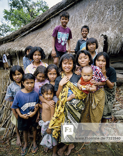 Außenaufnahme  Hütte  Frau  Pose  Tradition  Dorf  Indonesien