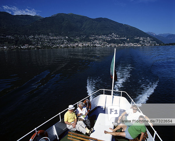 sitzend  Mensch  Menschen  See  Boot  Fähre  Ansicht  Langensee  Lago Maggiore  Locarno  Heck  Schweiz