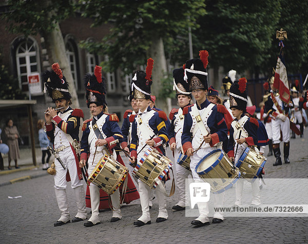 Festival  Kostüm - Faschingskostüm  Zeit  Belgien  Trommel  Folklore  marschieren  Militär