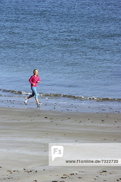 Außenaufnahme  Frau  Strand  joggen  vorwärts  blond  freie Natur