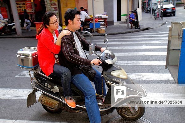 Städtisches Motiv  Städtische Motive  Straßenszene  Straßenszene  Frau  Mann  Transport  Mofa  Roller  China  Shanghai