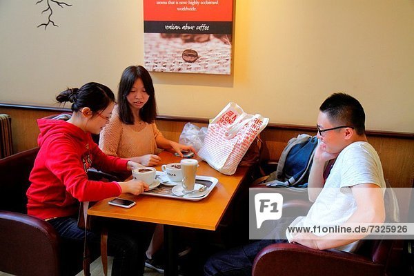 Einkaufszentrum  Frau  Mann  Freundschaft  am Tisch essen  Cafe  Restaurant  kaufen  trinken  China  Shanghai