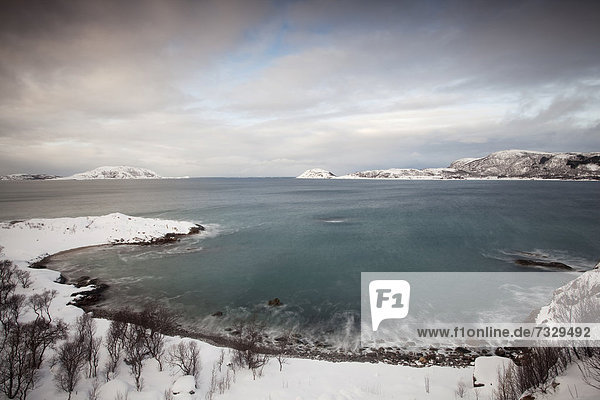 Bucht bei Somaroy im Winter  Tromsö  Norwegen  Europa