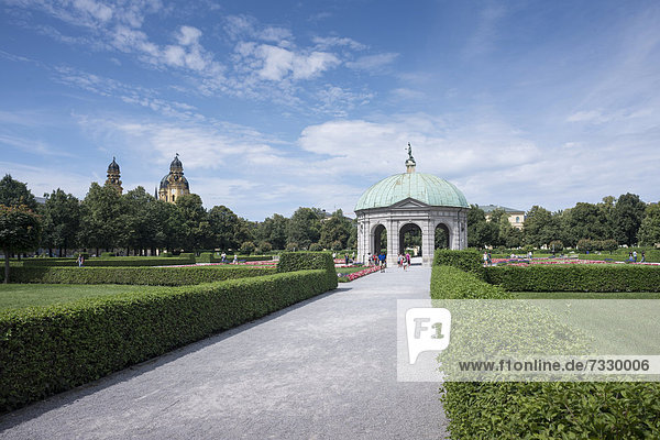 Hofgarten der Residenz mit Dianatempel  hinten die Theatinerkirche  München  Bayern  Deutschland  Europa
